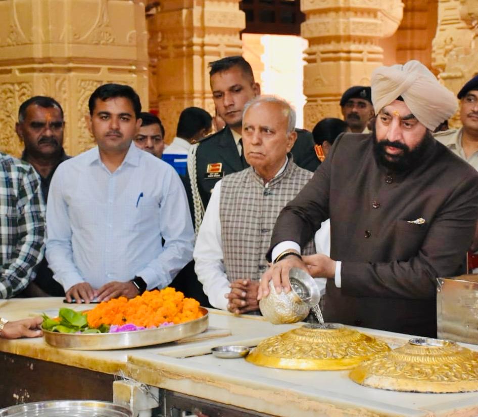 The Governor visited Somnath Jyotirling and wished for the prosperity of the country and the people of the state.