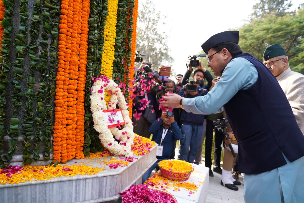 CM paid tribute to the martyrs by laying a wreath at the Martyr Memorial on Vijay Diwas.