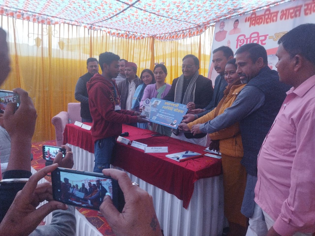 Former Chief Minister Ramesh Pokhriyal Nishank distributed checks of PM Swanidhi Scheme