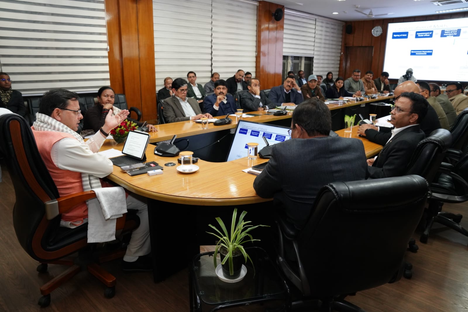 Chief Minister reviewed the grounding of the MOU held at the Uttarakhand Global Investors Summit with senior officials.