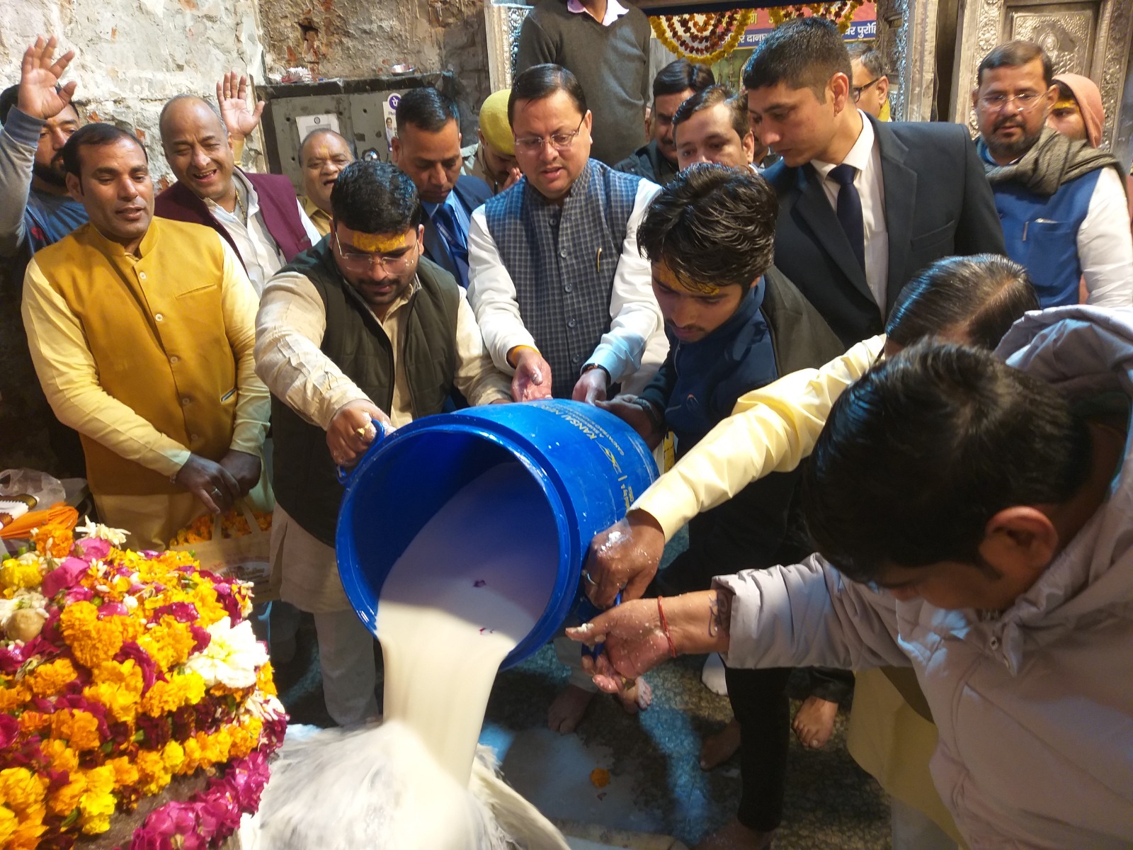 CM performed Dugdhabhishek and offered prayers at Govardhan Temple.