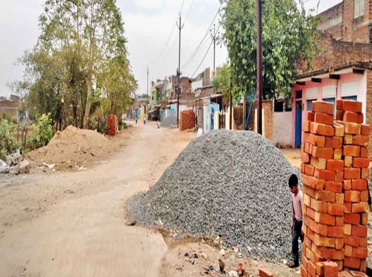 Municipality strict on keeping soil and construction material on roadside