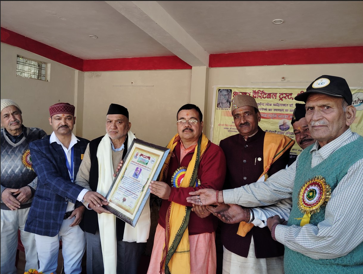 Senior journalist Ishwari Prasad Uniyal received 'Dr. Govind Chatak Smriti Akhar Sahitya Samman'
