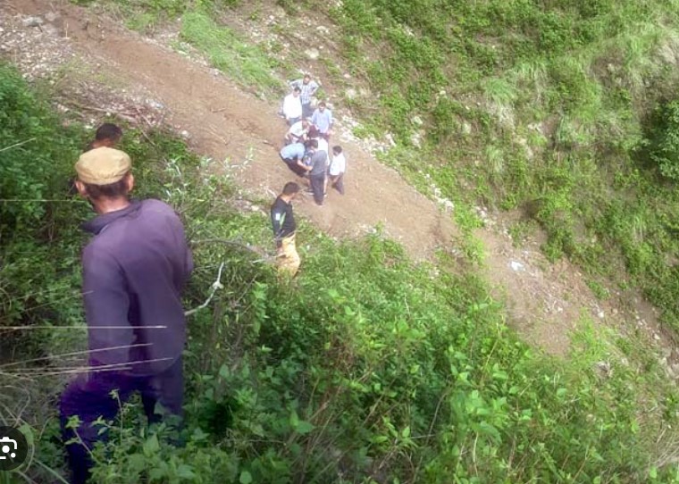 Woman falls into deep ditch after slipping, dies