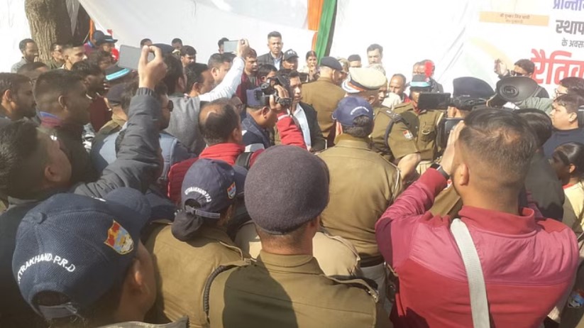 Sloganeering in front of CM during installation program will be investigated