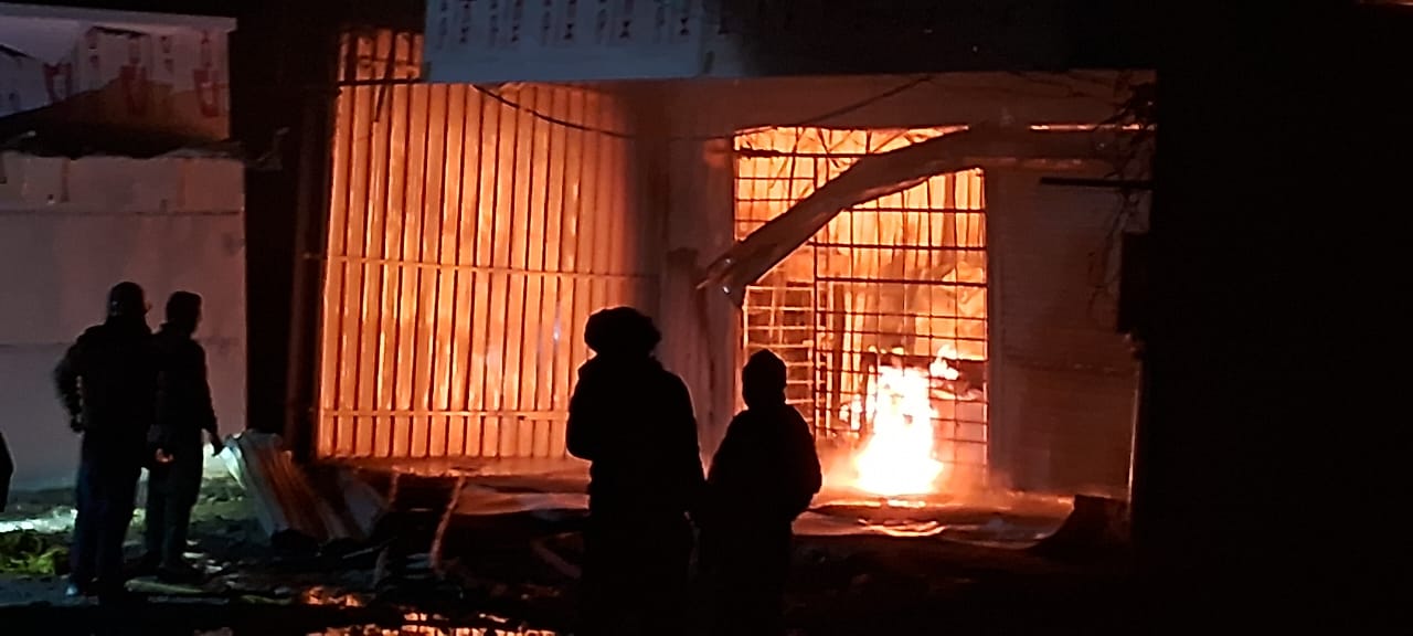 Huge fire broke out in two dhabas, liquor shop also burnt to ashes