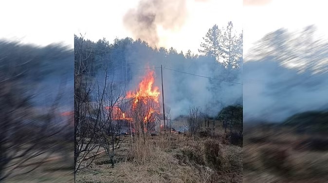 Fire caused by short circuit engulfs entire house