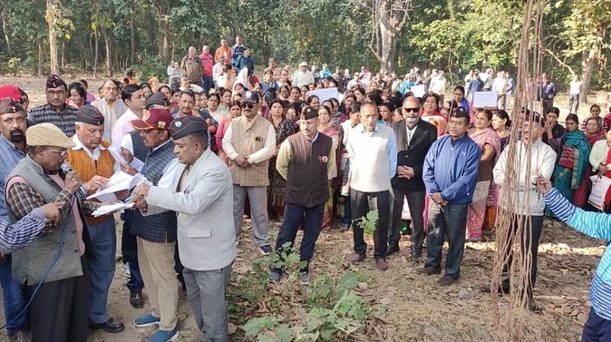 Ex-servicemen protest for early construction of damaged Malan bridge