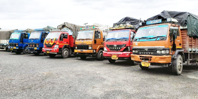 Transporters' strike: Wheels of two thousand trucks jammed