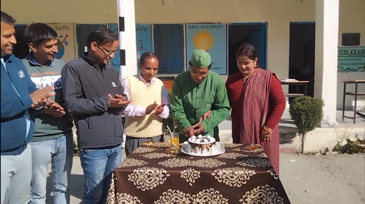 Dr. Soni celebrated the silver jubilee of 25 years of inaccessible service by distributing sweets and cakes.