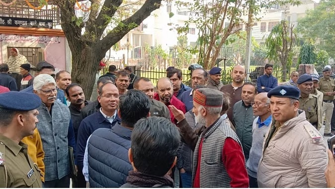 The administration team that came to remove the Siddhapeeth returned empty handed after people's protest.