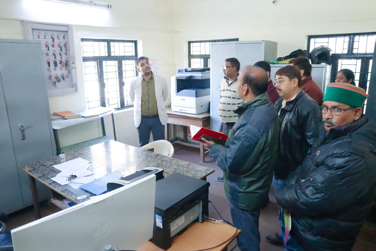 DM inspected the Tehsil office and took stock of the arrangements
