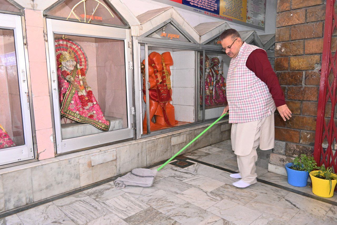 Minister Joshi started cleaning campaign in the Kali Mata temple complex located in Hathibarkala.