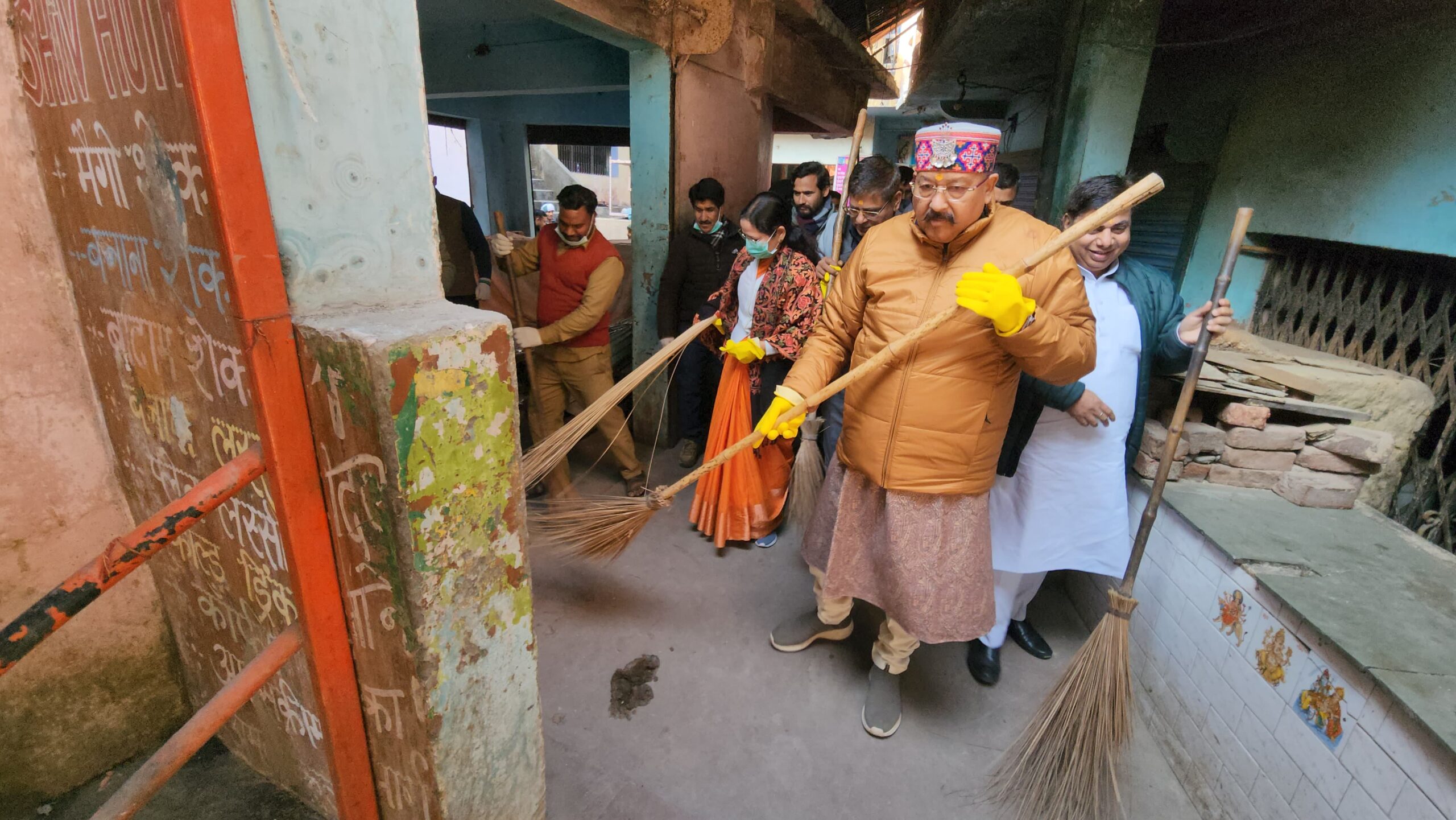 Maharaj offered prayers at Neelkanth Mahadev after participating in the cleanliness campaign.