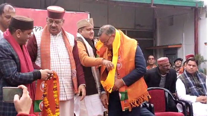 Former Congress MLA and hundreds of public representatives joined BJP