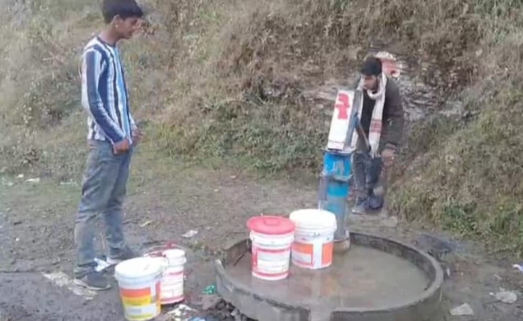Villagers struggling with drinking water shortage in Makti Pokhri of Vikasnagar