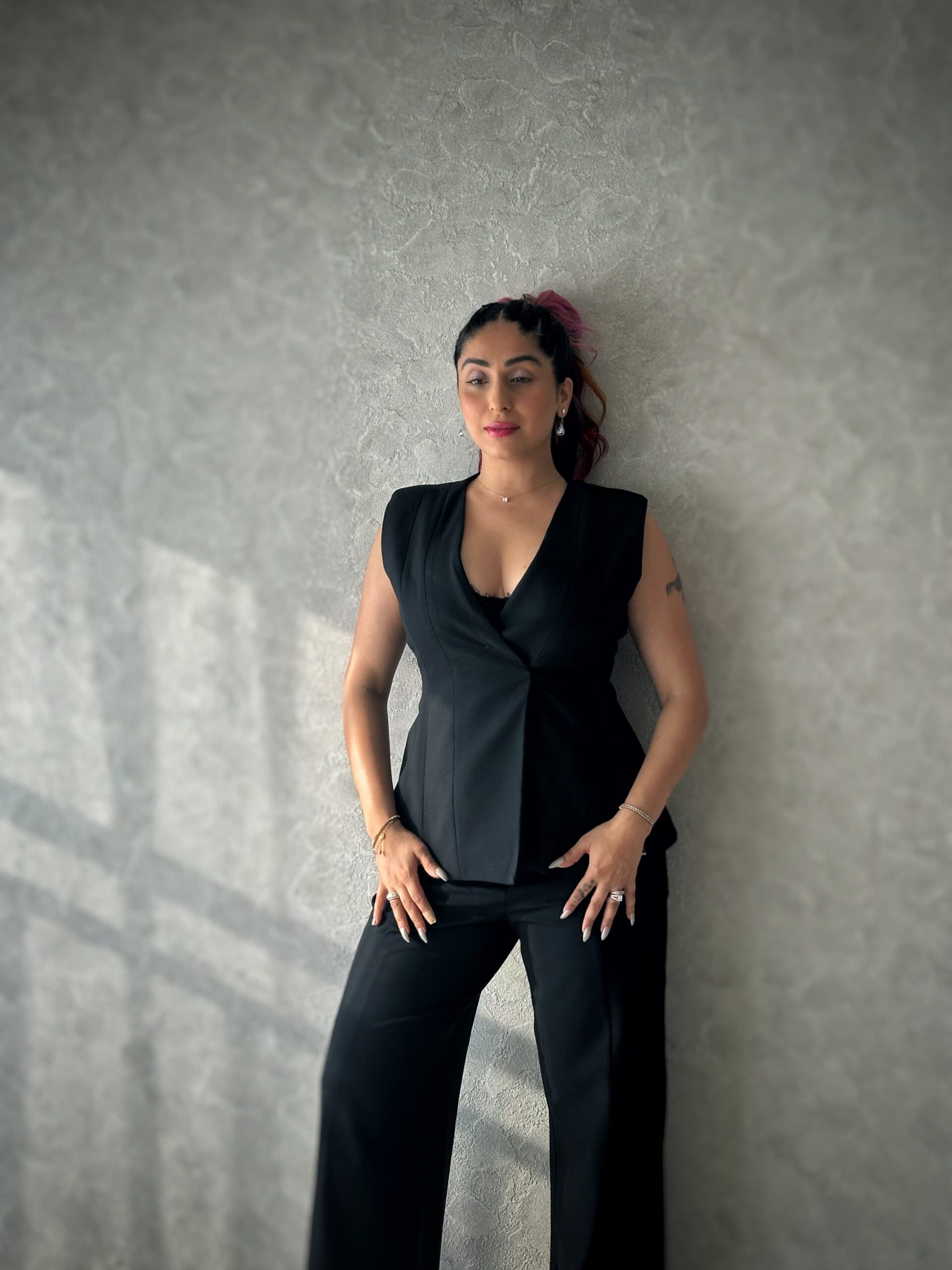 Neha Bhasin, looking like a pop queen, created a sensation in her pic hairstyle.