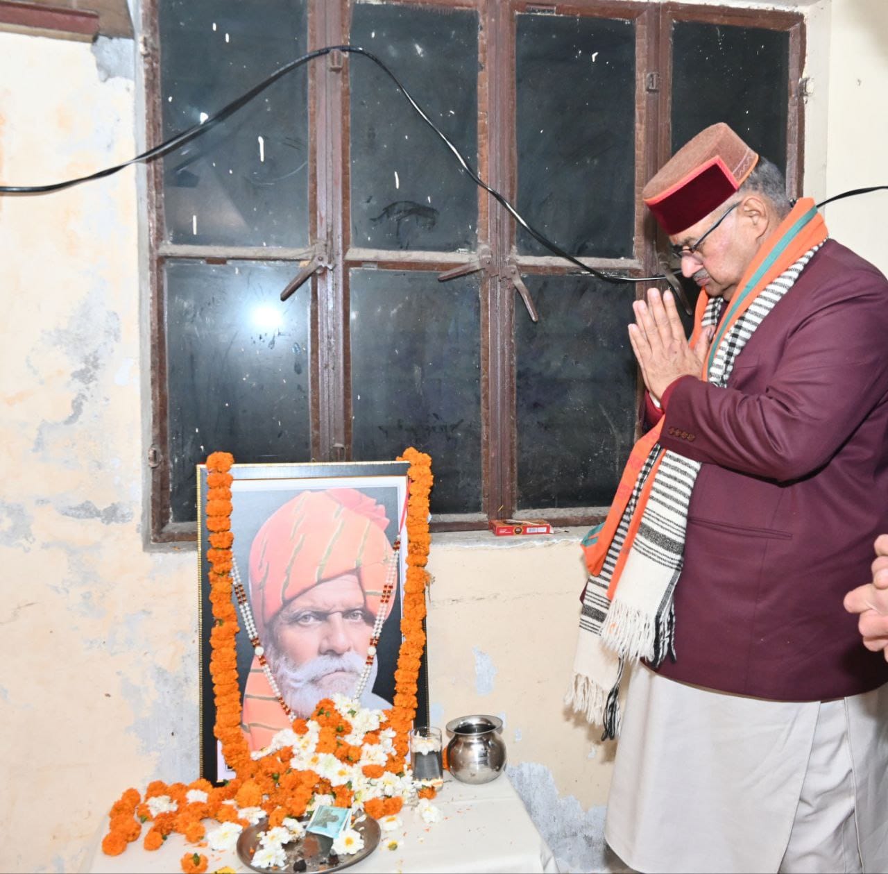 Cabinet Minister Ganesh Joshi expressing condolences on the demise of former MLA Kunwar Pranab Singh's father at his private residence in Roorkee.