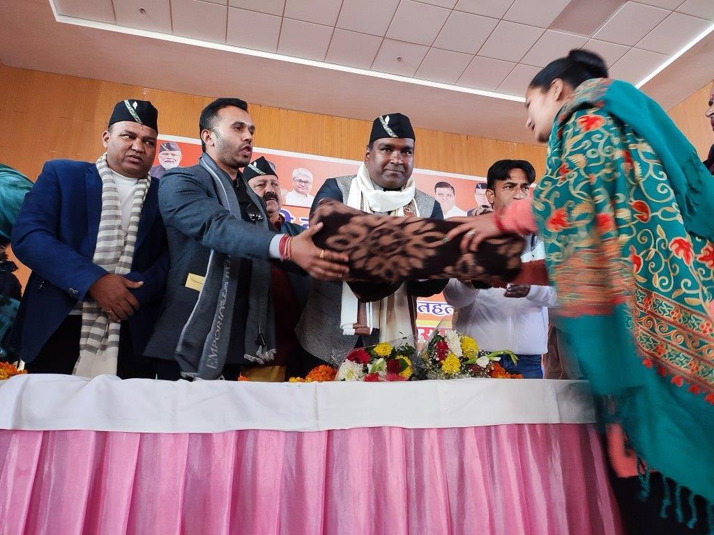 Metropolitan President Siddharth Aggarwal distributing blankets to the needy in Mussoorie Town Hall as part of Seva Week on the birthday of Minister Ganesh Joshi.