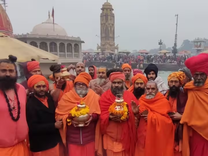 Group of Naga Sannyasis leaves for Ayodhya