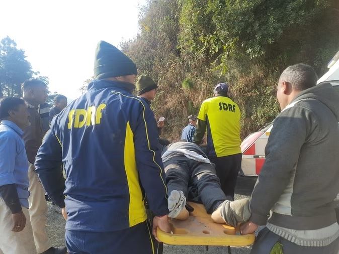 Car fell into ditch, three people injured