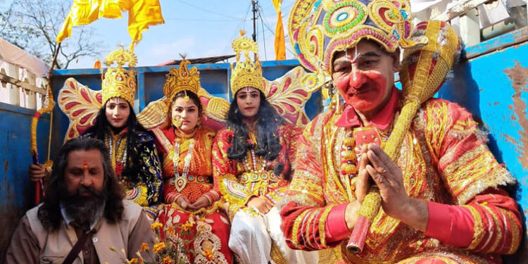 A grand procession was taken out along with the Ram Darbar of the Akshat Kalash worshiped in Jeolikot.