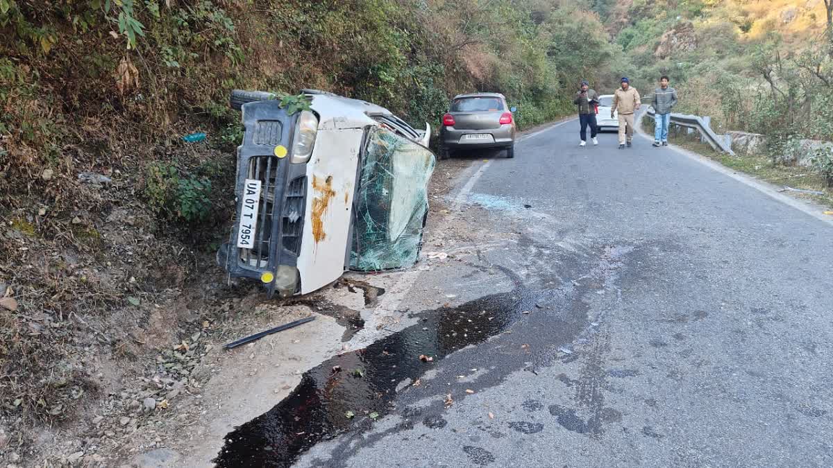 Car went out of control and overturned on the road in Mussoorie, five people injured, two referred to higher center