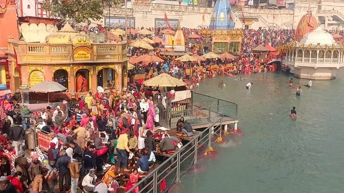 Devotees took bath in Ganga on Shardiya Purnima