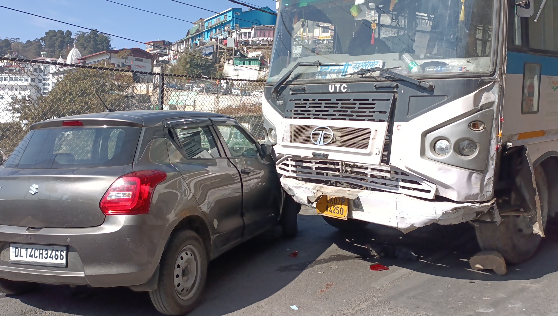 Brakes of roadways bus failed, three vehicles were damaged in collision