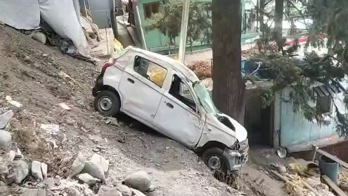 Car fell into ditch, four people injured