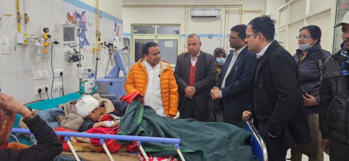 Health Minister arrives to see the child injured in the attack of Guldar
