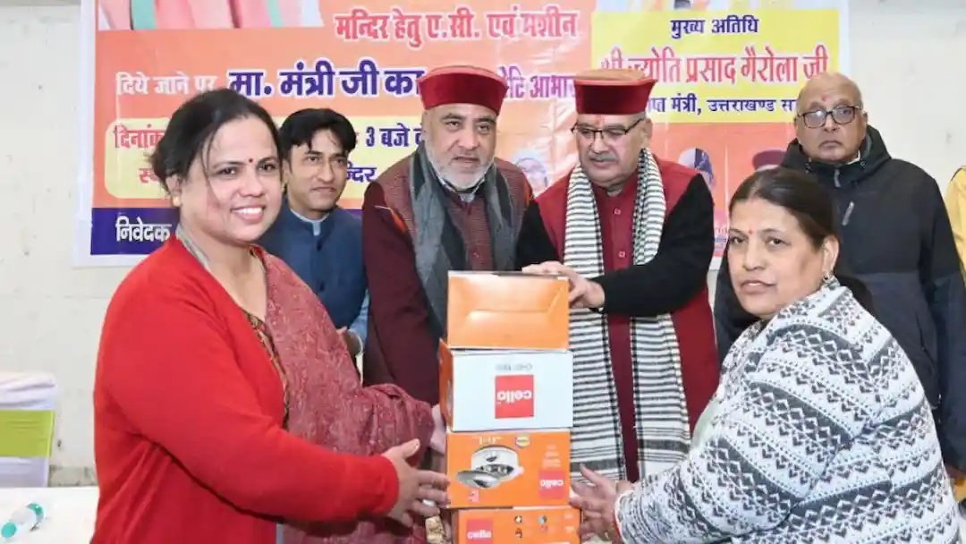 Minister Joshi distributed sewing machines under Seva Week.