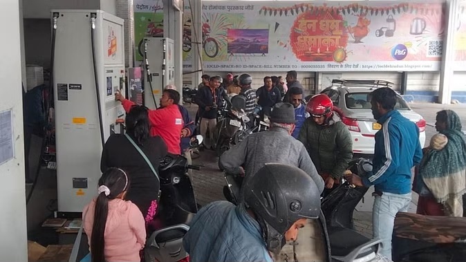 Second day of strike: Tanker wheels stopped, crowd gathered at petrol pumps to fill oil