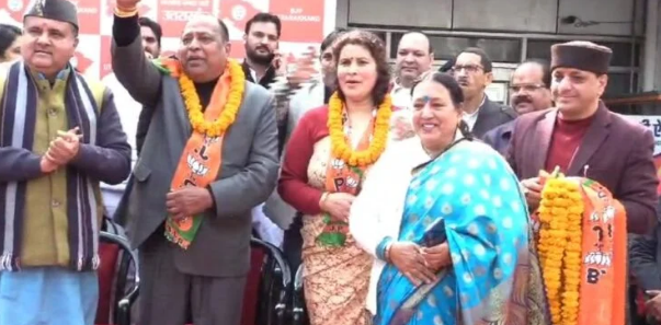 Congress leader PK Agarwal and his wife Lakshmi Agarwal joined BJP.
