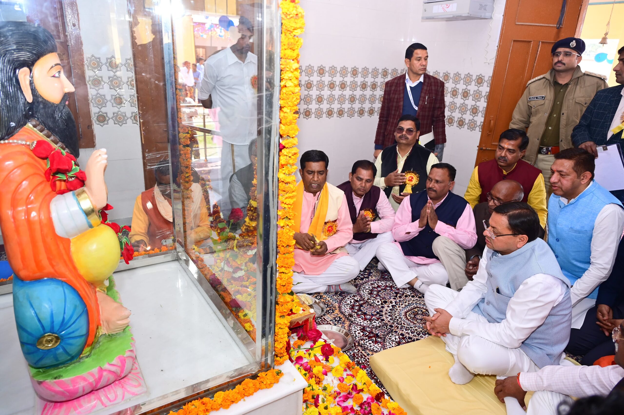 CM reached Saint Shiromani Guru Ravidas temple and offered prayers.