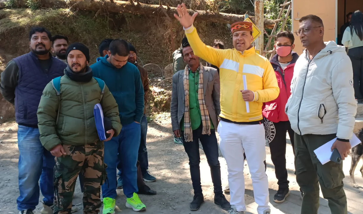 Local people protested against the installation of barriers on the common road leading to Mussoorie George Everest.