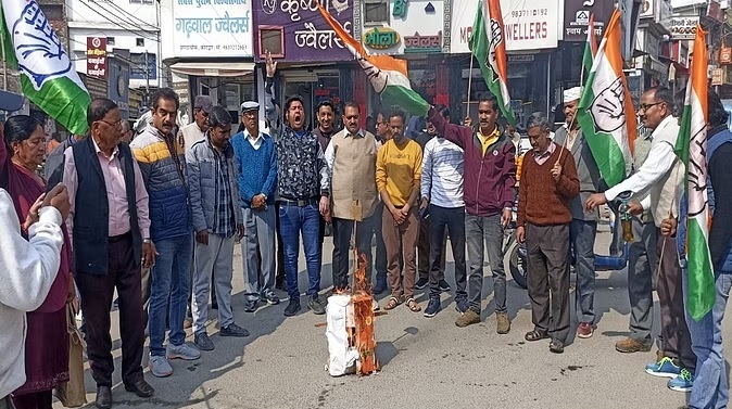 Congress' bank accounts frozen: Congressmen burn effigy of Modi government
