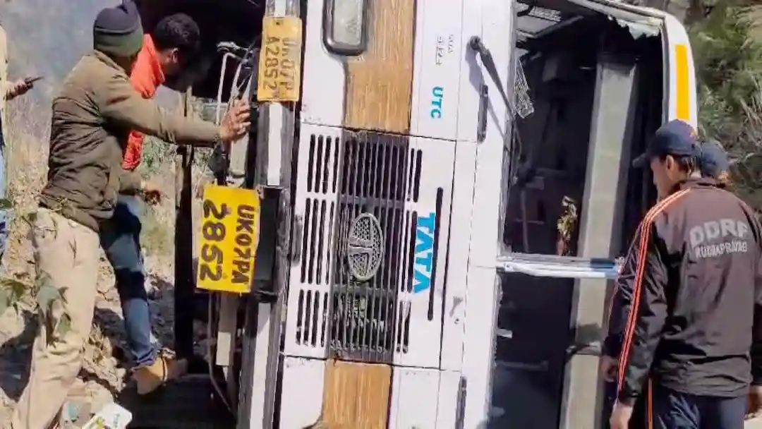 Bus overturns out of control, many passengers injured