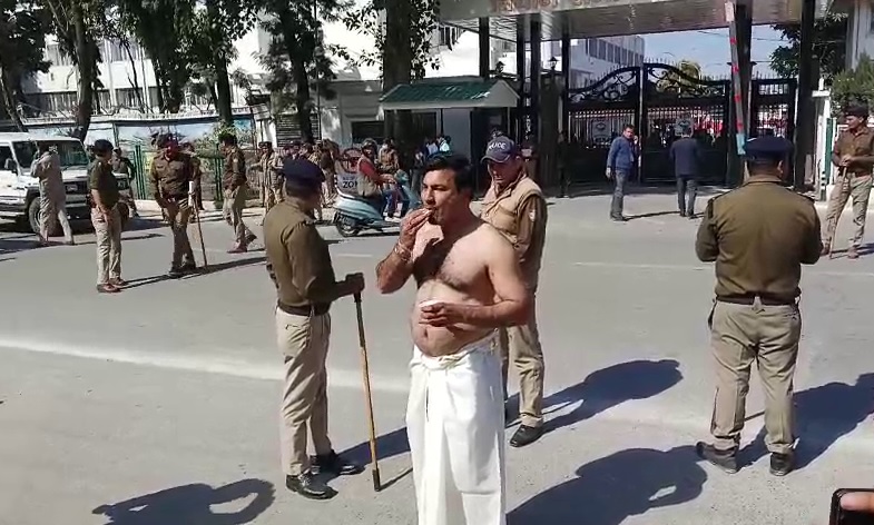 AAP leader demonstrated half naked outside the assembly