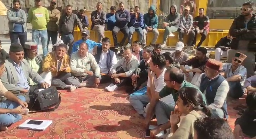 The protest of the affected people of Lakhwar dam continued for the fourth day, the work of the company was stopped for two days