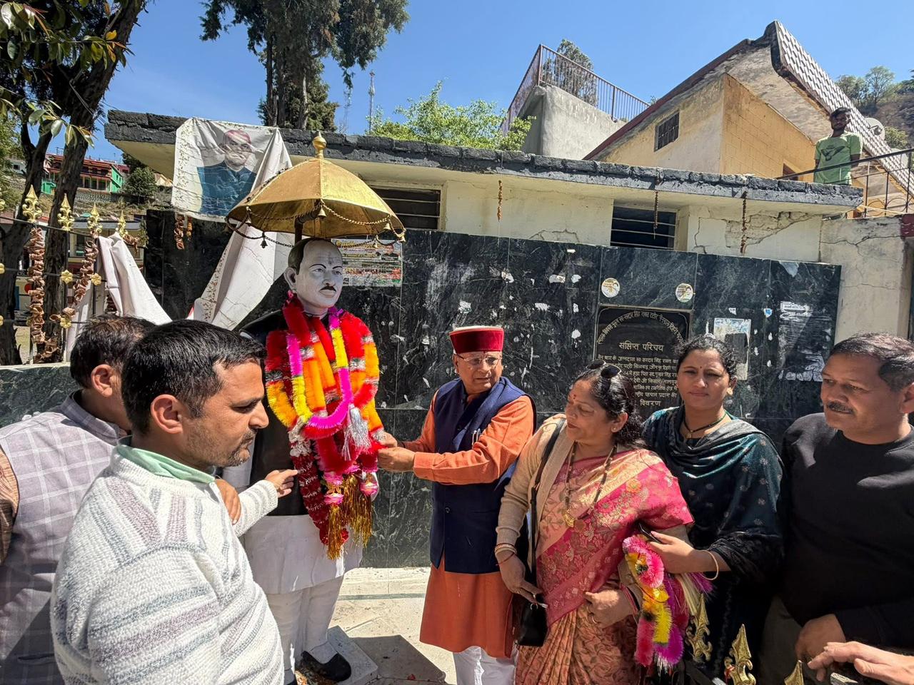 Cabinet Minister Khanna Das was accorded a grand welcome in his home constituency Nainbagh, and interacted with the public by garlanding the statue of Sardar Singh Rawat.