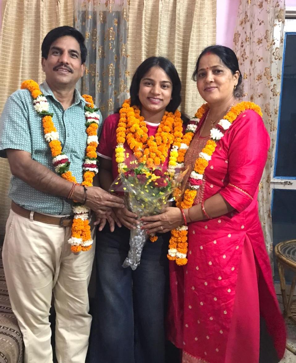 Village Patudi's daughter Anjali Negi becomes State Tax Officer, wave of happiness in the area