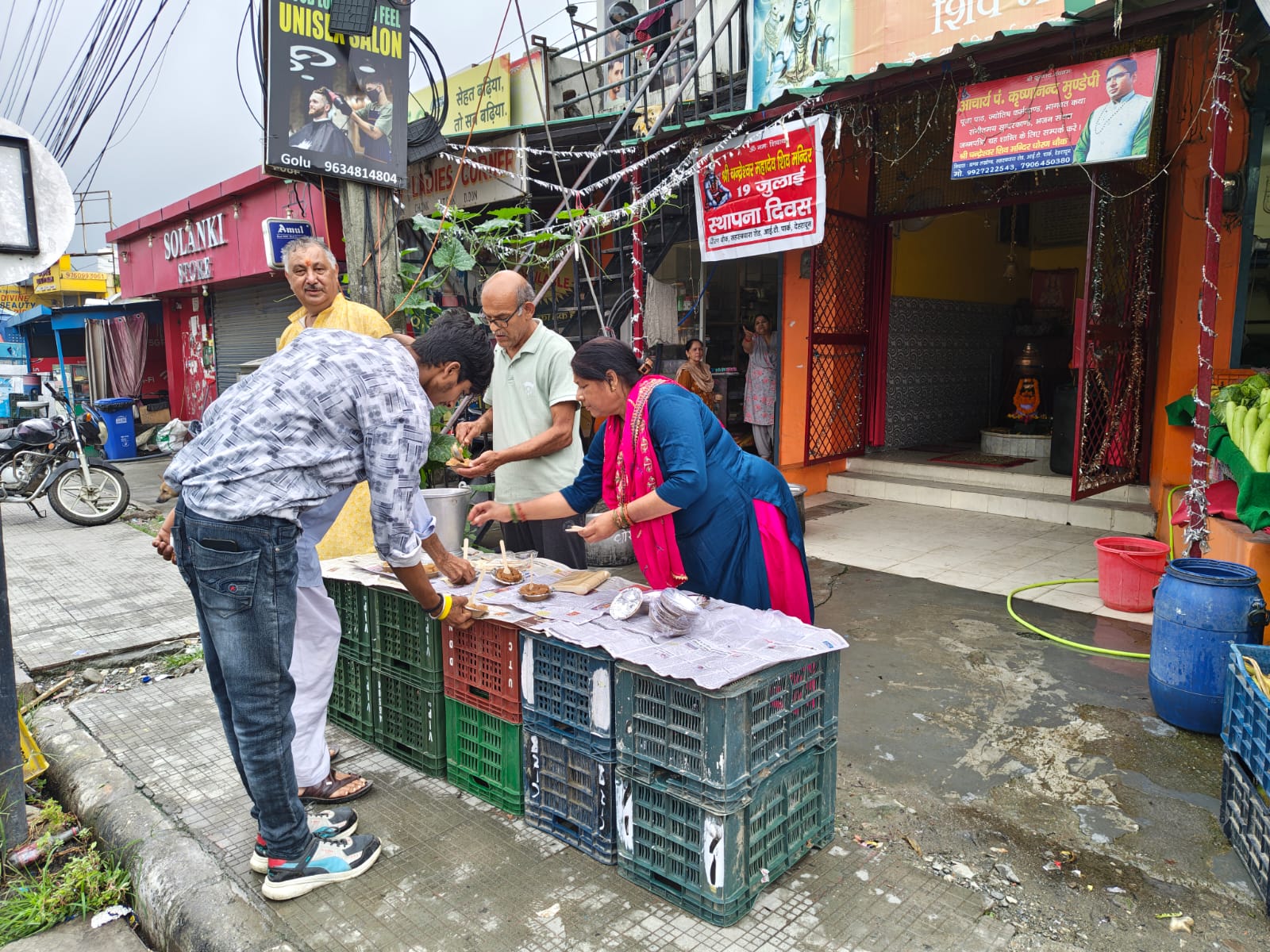 A grand religious event was held on the foundation day of the Chandreshwar Mahadev Temple, and *Prasad* was distributed among the devotees.
